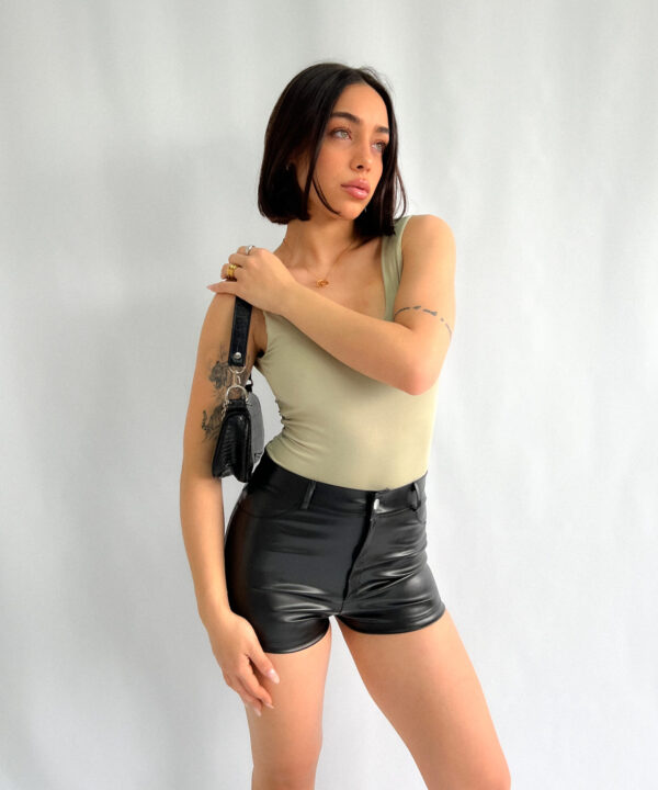 69 C SHORT CUERINA CON BOLSILLO Y PASACINTO