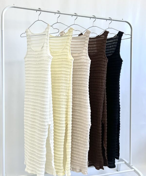 395/R-VESTIDO MUSCULOSA MIDI RUFFLE CON TAJO