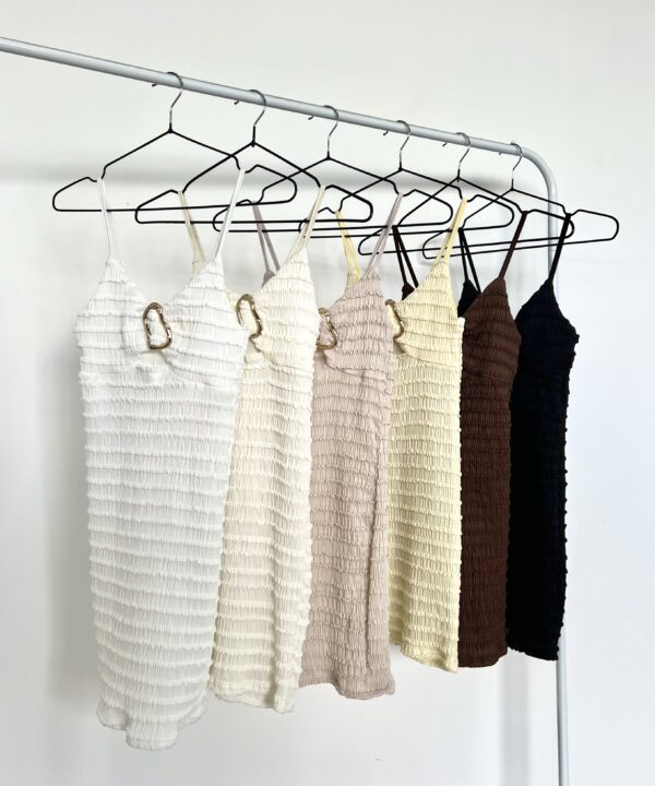 422/R-VESTIDO RUFFLE TIRITA PECHERA FORRADO HEBILLA ONDULADO DORADO CENTRO CON ABERTURA