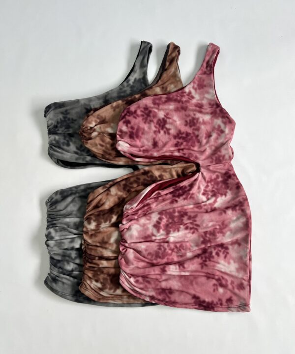 465/TE-VESTIDO TUL ESTAMPADO FLORAL UN HOMBRO FRUNCE LATERALES CON ABERTURA CINTURA