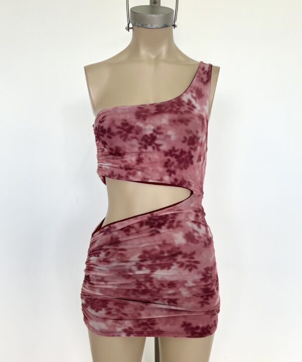 Alternative view of 465/TE-VESTIDO TUL ESTAMPADO FLORAL UN HOMBRO FRUNCE LATERALES CON ABERTURA CINTURA