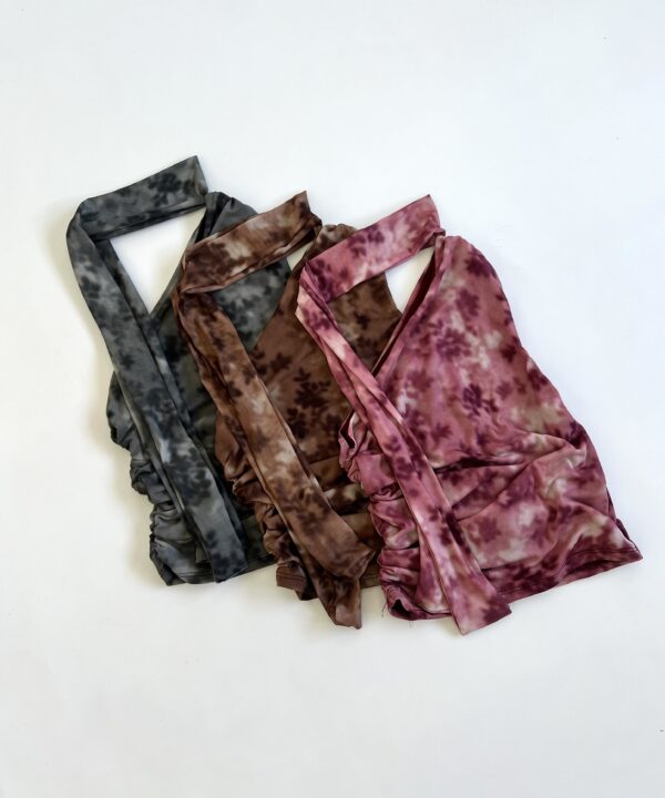 1840/TE-TOP TUL ESTAMPADO FLORAL UN HOMBRO CON LAZO PARA ATAR CUELLO Y FRUNCE LATERAL