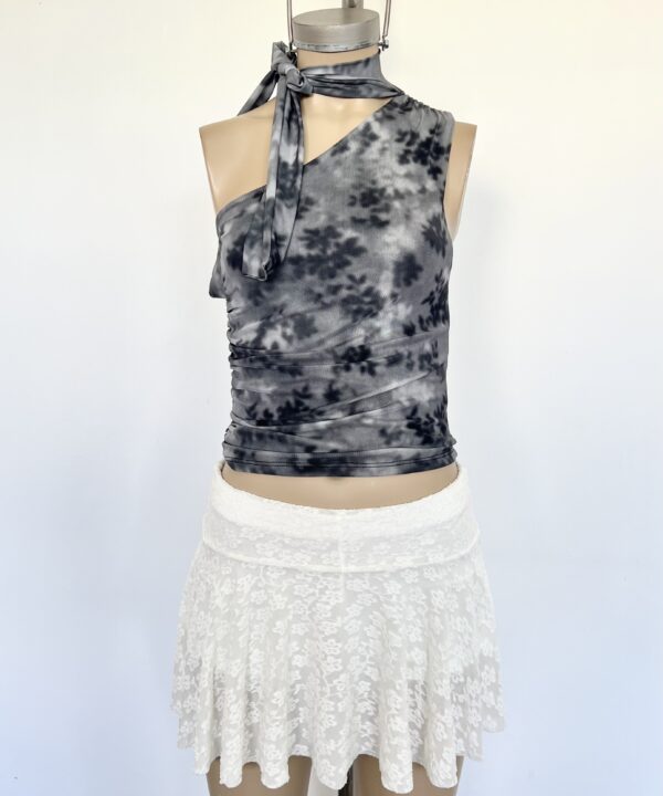 Alternative view of 1840/TE-TOP TUL ESTAMPADO FLORAL UN HOMBRO CON LAZO PARA ATAR CUELLO Y FRUNCE LATERAL