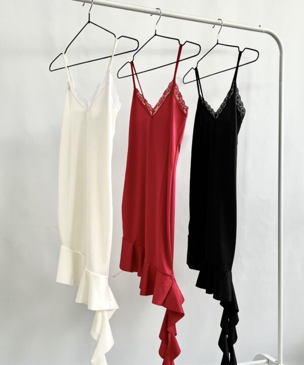 502-VESTIDO TRICOT ESCOTE V PUNTILLA ANCHA CON RECORTE IRREGULAR Y VOLADO CAIDO LATERAL