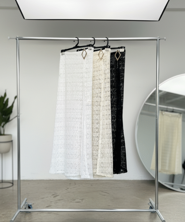 606/CR-POLLERA CROCHET PUNTO ABERTURA IRREGULAR CON HEBILLA ROMBO DORADO