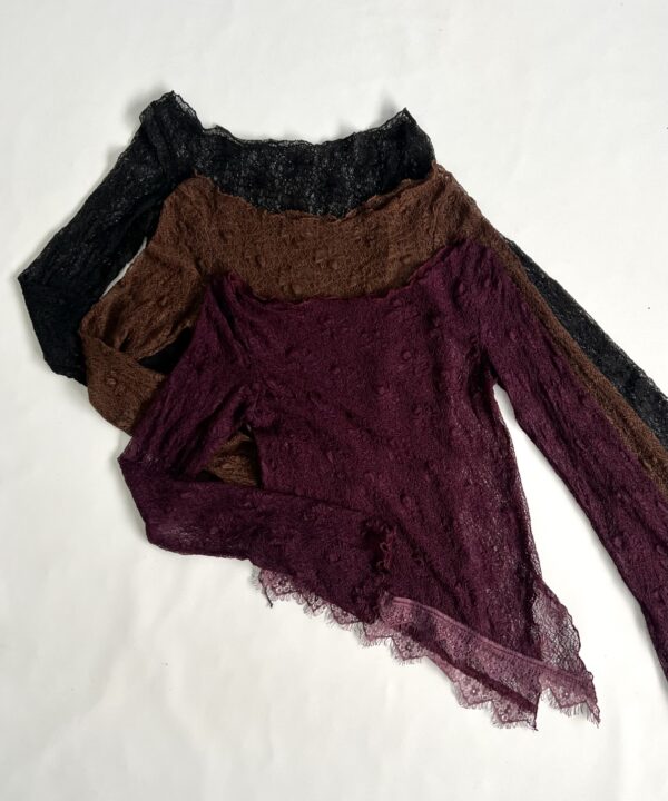 3293/E-REMERA ENCAJE DEGAS CUELLO BOTE MANGA LARGA OXFORD CON PICO PUNTILLA FLECOS Y TAJO