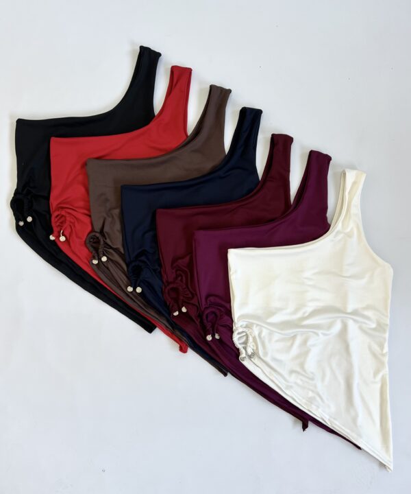 2106/M-TOP MICROFIBRA UN HOMBRO PECHERA FORRADO PICO IRREGULAR CON HEBILLA U LATERAL