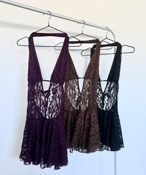 321/E-VESTIDO ENCAJE GOYA MARILYN TIRA FRUNCE BAJO BUSTO CON VOLADO Y SHORT INTERNO