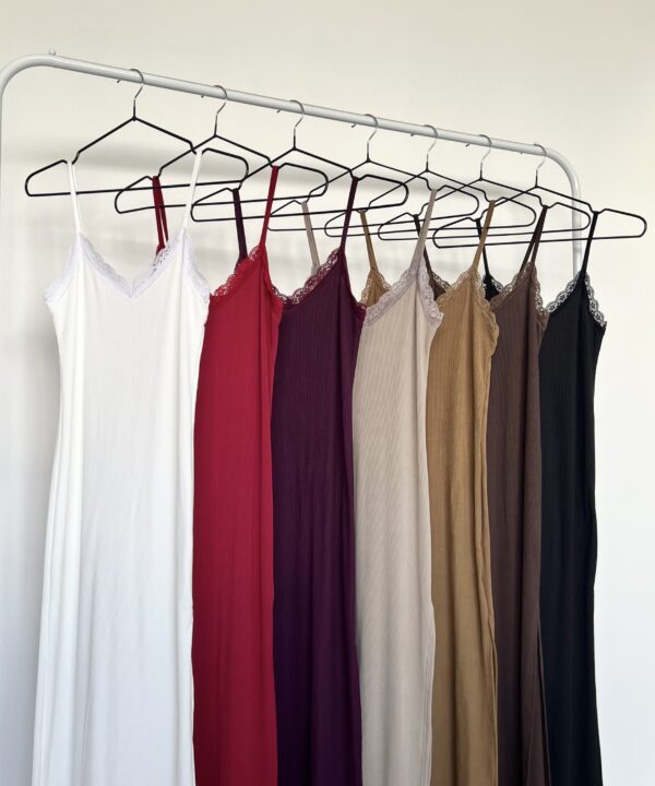 336/4-VESTIDO LARGO MORLEY TAO TIRITA CON PUNTILLA ANCHO ESCOTE V Y TAJO LATERAL