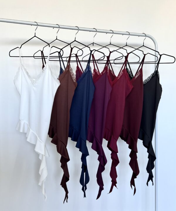 1240/M-TOP MICROFIBRA PUNTILLA ESCOTE V TIRITA CON PICO VOLADO CAIDO