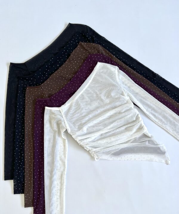 1671/TS-TOP TUL STRASS HOMBRO CAIDO CON PICO IRREGULAR Y ELASTICO FRUNCE LATERALES MANGA LARGA