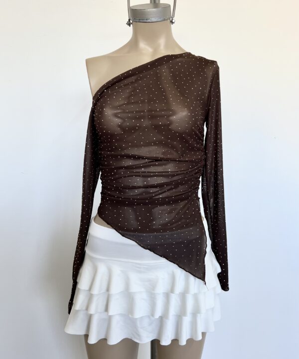 Alternative view of 1671/TS-TOP TUL STRASS HOMBRO CAIDO CON PICO IRREGULAR Y ELASTICO FRUNCE LATERALES MANGA LARGA