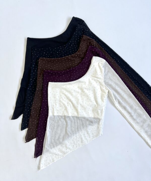 2108/TS-TOP TUL STRASS UNA MANGA PICO LATERAL CON TAJO RULOTTE