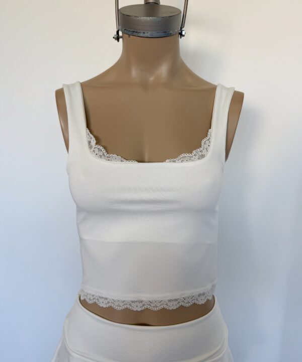 3138/M-TOP MUSC. MICRO ESCOTE CUADRADO FORRADO CON PUNTILLA BORDE Y RUEDO