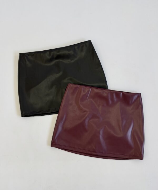 621/CM-POLLERA CUERINA MINI TIRO BAJO CON PINZA Y CIERRE ATRAS