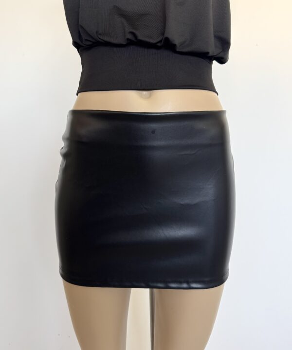 Alternative view of 621/CM-POLLERA CUERINA MINI TIRO BAJO CON PINZA Y CIERRE ATRAS