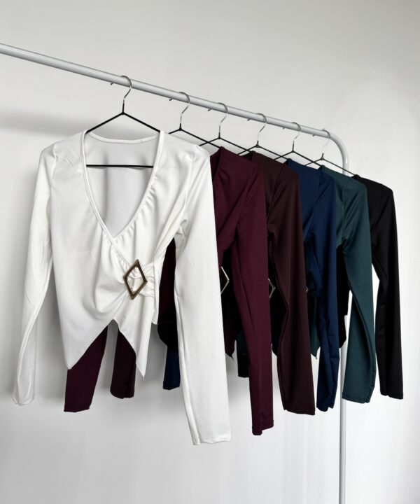 2925/M-REMERA MICROFIBRA MANGA LARGA DELANTERA CRUZADO PICO CON HEBILLA ROMBO DORADO LATERAL