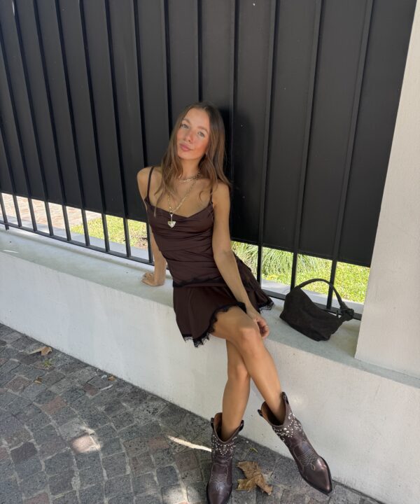 3141/M-TOP MICROFIBRA TIRITA SEMIBUCHE FRUNCIDO PECHERA DOBLE CON PICO PUNTILLA FLECOS Y TAJO