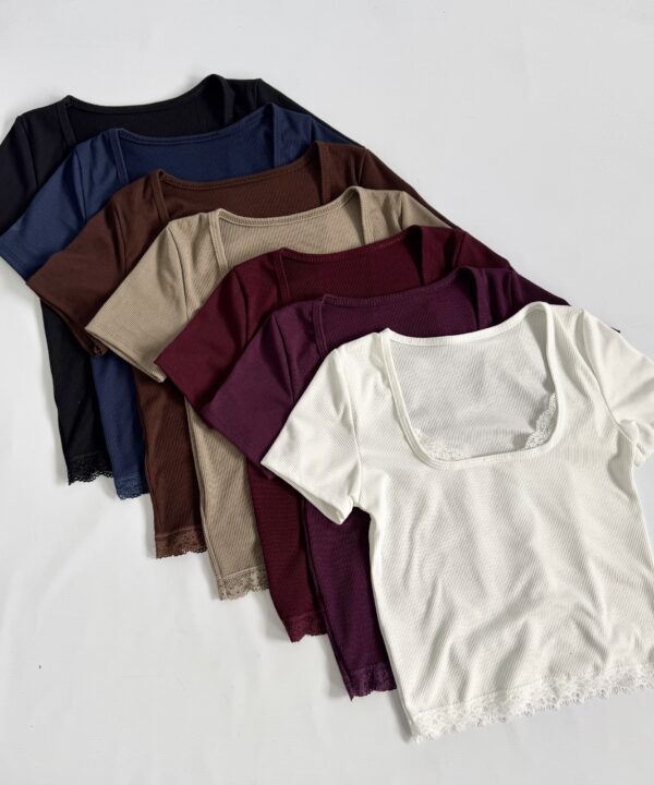 1108-REMERA MORLEY TAO MANGA CORTA ESCOTE CUADRADO CON PUNTILLA BORDE Y RUEDO