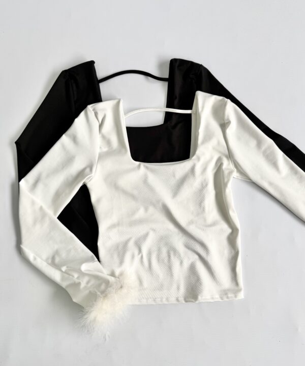 1218/M-REMERA MICROFIBRA ESCOTE CUADRADO MANGA LARGA CON PLUMA PUÑO Y ESPALDA U TIRA RECTO