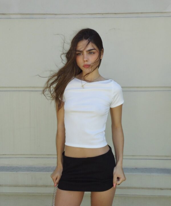 2343-REMERA MORLEY TAO CUELLO BOTE ABIERTO CRUCE HOMBRO MANGA CORTA