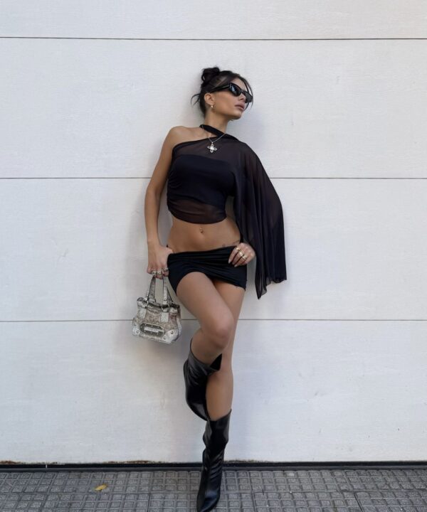 106/T-CAPA TUL LISO UNA MANGA IRREGULAR FRUNCE LATERAL CON LAZO CORBATA