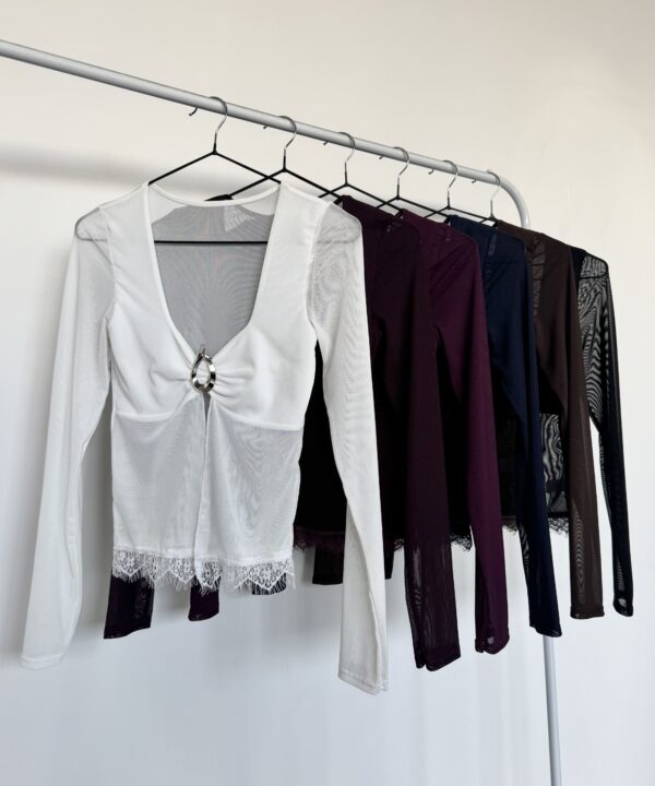 2225/3T-REMERA TUL LISO MANGA LARGA PECHERA FORRADO HEBILLA GOTITA CENTRO CON VOLADO PUNTILLA FLECOS