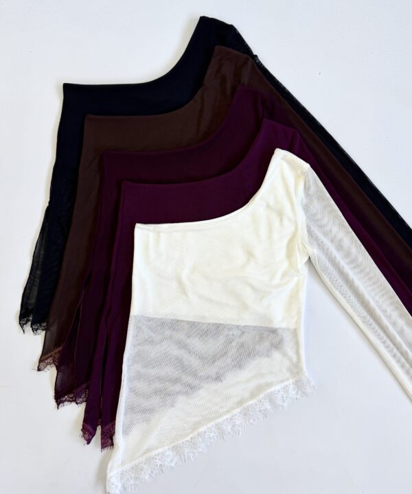 2108/3T-TOP TUL UN HOMBRO MANGA LARGA CON PICO PUNTILLA FLECOS