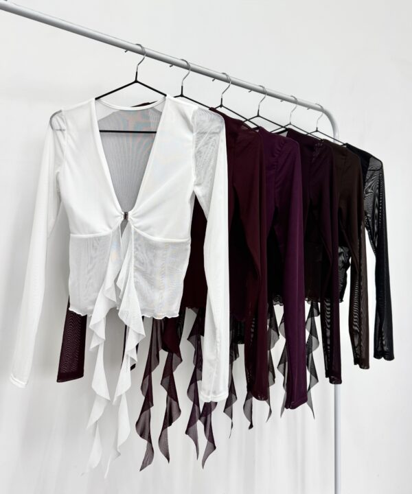 3010/T-REMERA TUL LISO PECHERA FORRADO CON CENTRO HEBILLA BROCHE Y VOLADO CAIDO