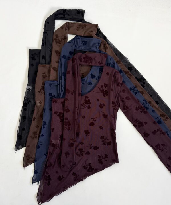 2120/TF-TOP TUL FLOCK HULMA IRREGULAR UNA MANGA PICO CON LAZO BUFANDA