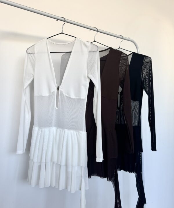 470/T-VESTIDO TUL LISO MANGA LARGA CENTRO HEBILLA BROCHE CHICO CON DOBLE VOLADO SHORT INTERNO Y VOLADO CAIDO LATERAL