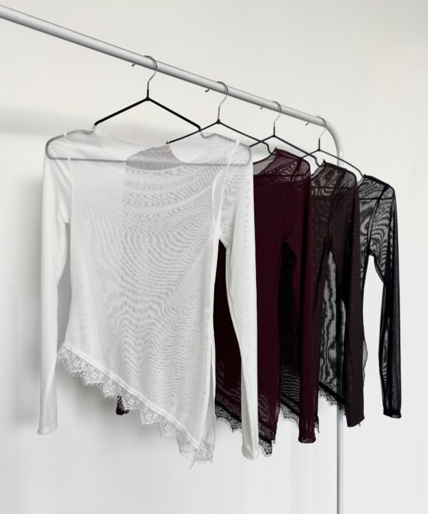 3293/3T-REMERA TUL LISO CUELLO BOTE MANGA LARGA CON PICO PUNTILLA FLECOS Y TAJO LATERAL