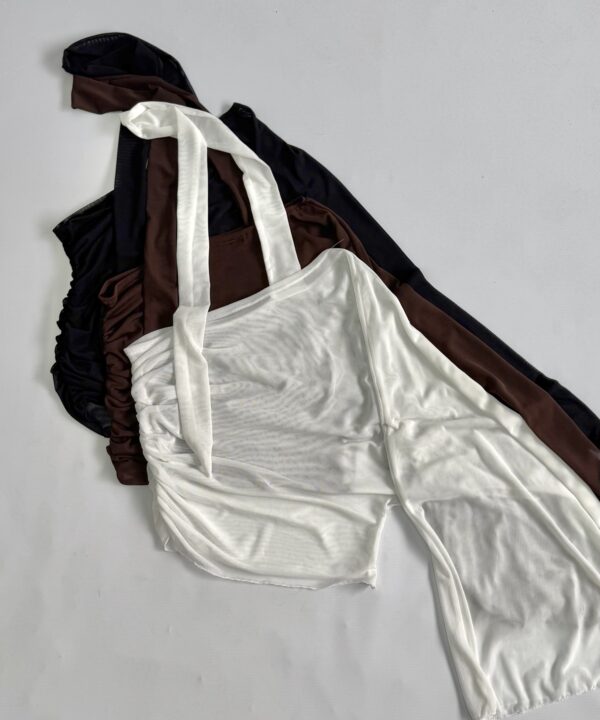 106/T-CAPA TUL LISO UNA MANGA IRREGULAR FRUNCE LATERAL CON LAZO CORBATA