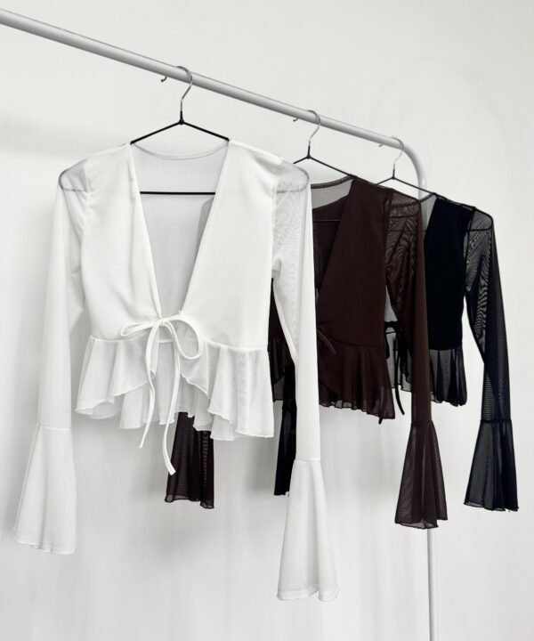 2712/T-SAQUITO TUL LISO PECHERA FORRADO CON VOLADOS CUERPO Y MANGA OXFORD