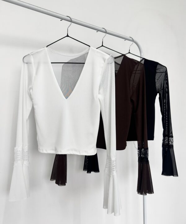 2370/T-REMERA TUL LISO ESCOTE V FORRADO CON MANGA RECORTE PUNTILLA FLECOS CON VOLADO ABAJO