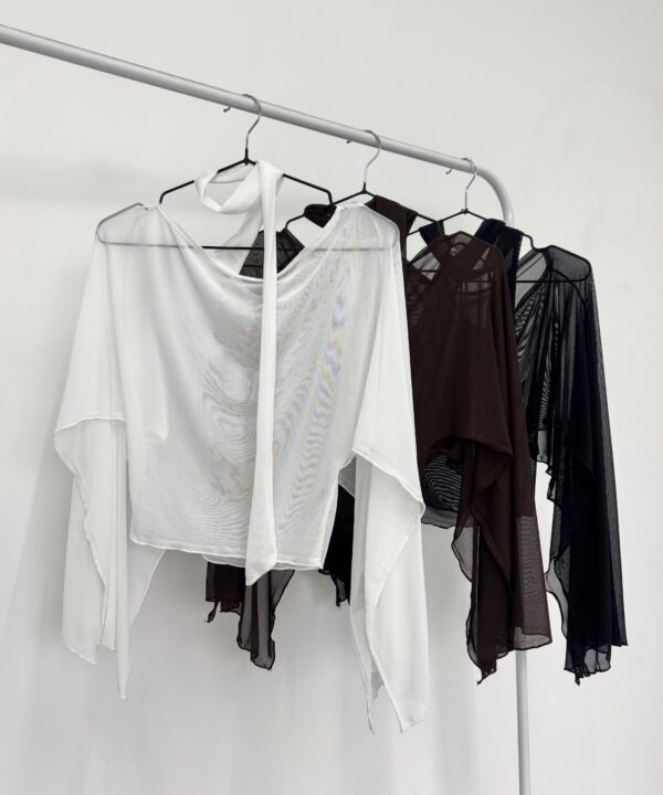 103/T-CAPA TUL LISO MANGA MURCIELAGO CON LAZO BUFANDA