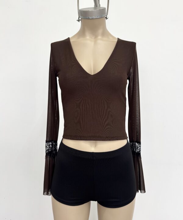 Alternative view of 2370/T-REMERA TUL LISO ESCOTE V FORRADO CON MANGA RECORTE PUNTILLA FLECOS CON VOLADO ABAJO