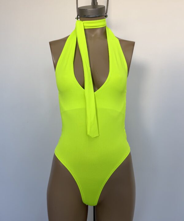 7106/FL-BODY MICROFIBRA FLUOR ESCOTE V CON TIRA PARA ATAR CUELLO MULTIUSO
